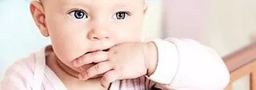 Lidando com os maus hábitos do bebê: afastando a criança das mãos e da sucção nos dedos?