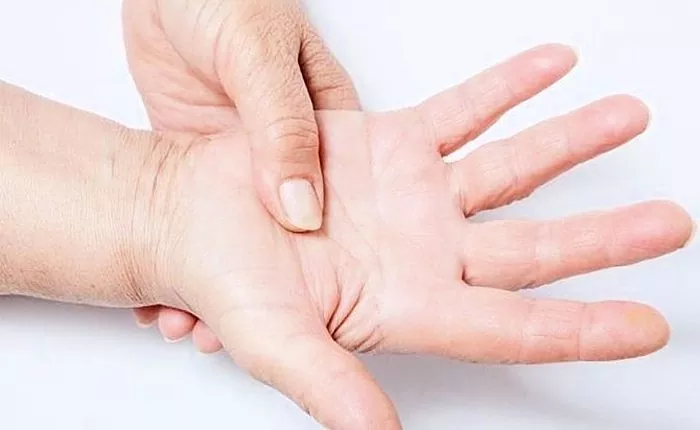 Apa yang harus dilakukan jika Anda menyatukan tangan? Bagaimana cara menentukan penyebab kram tangan?