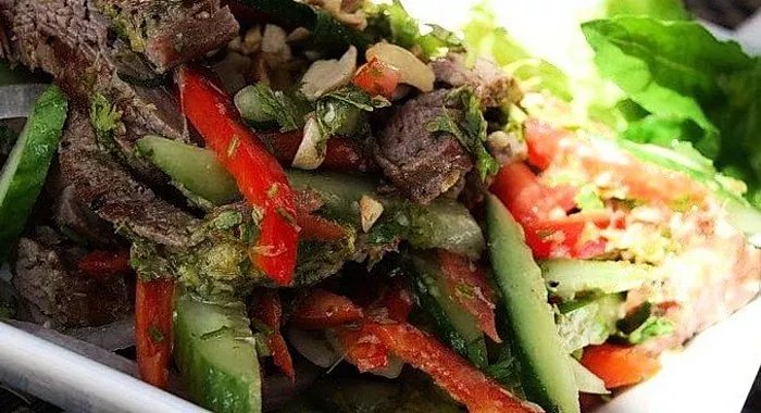 Comment cuisiner une salade thaïlandaise: secrets de cuisine et recettes populaires