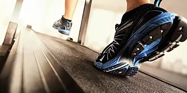 Berjalan di atas treadmill untuk menurunkan berat badan