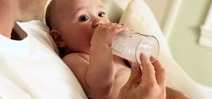 Bagaimana membedakan muntah dan regurgitasi pada bayi?