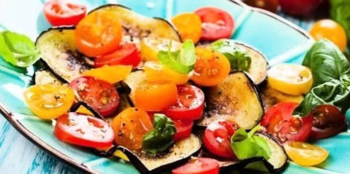 おいしい夏の料理-トマトとニンニクのナスサラダ
