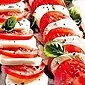 Memasak hidangan musim panas yang lezat - salad terong dengan tomat dan bawang putih