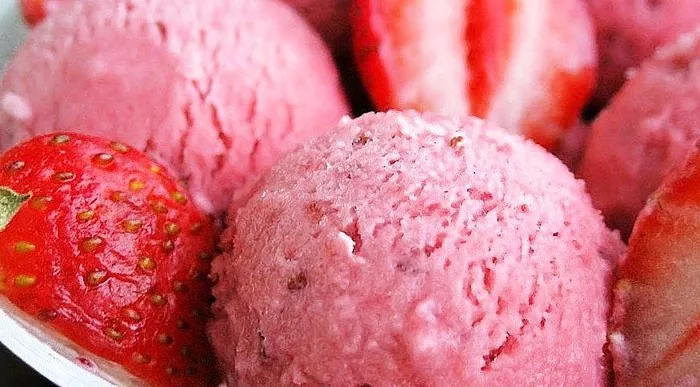 Bagaimana cara membuat es krim strawberry di rumah?