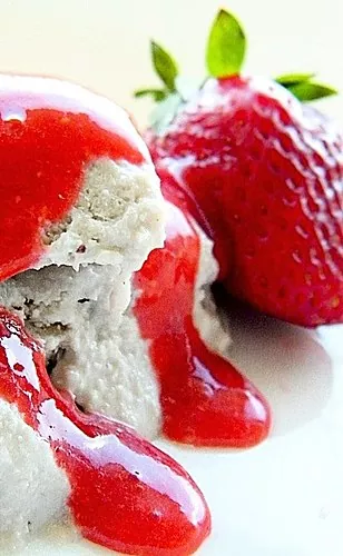 Bagaimana cara membuat es krim strawberry di rumah?