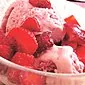 Bagaimana membuat ais krim strawberi di rumah?