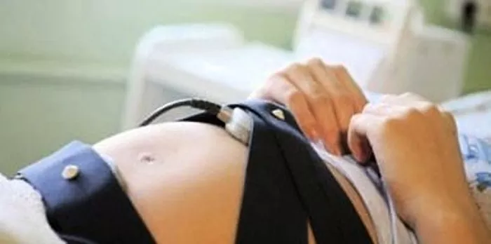 Escoltar els batecs del cor d’un nadó durant l’embaràs