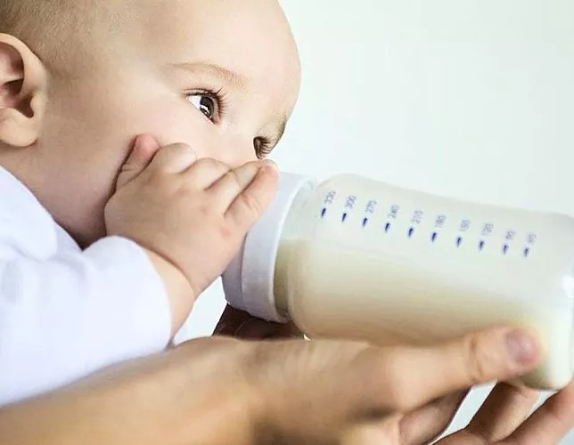 Es pot introduir la llet de cabra en la dieta d’un nen menor d’un any?