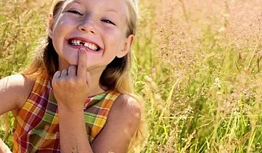 Barnet maler tænder: årsager, farer, behandling