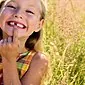 A criança range os dentes: causas, perigos, tratamento
