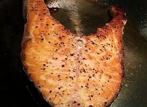 पान-फ्राइड सैल्मन - एक ऐसी डिश जो आपके मुंह में पिघल जाती है