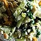 Resipi salad dengan ayam, crouton dan bahan-bahan lain