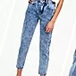 Jeans cropped sebagai bagian dari tampilan trendi