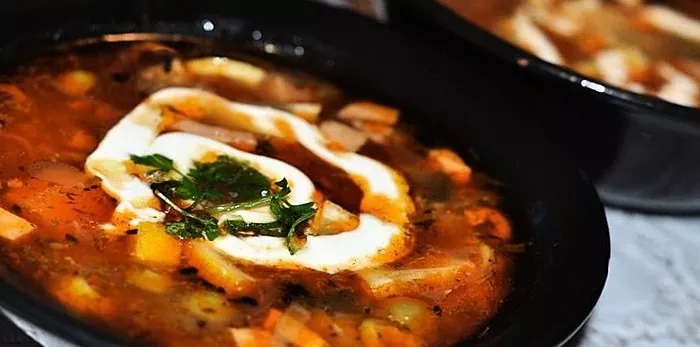 Mengumpulkan bahan-bahan untuk hidangan lezat: belajar cara memasak gado-gado dengan sosis