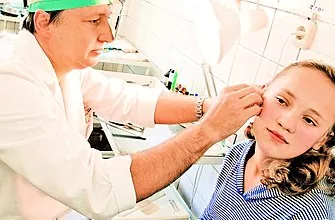 Ljuštenje kože u uhu: glavni uzroci i metode liječenja