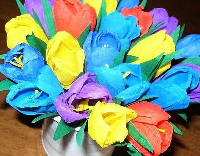 Valovit papir - osnova za ustvarjanje tulipanov