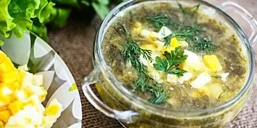 Sorrel hijau dan sup telur: cara memasaknya enak dan cepat