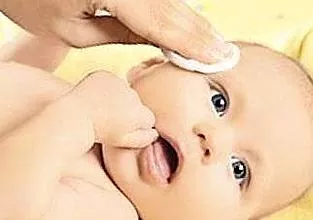 Merawat kulit bayi Anda dengan baik akan mencegah kerak kulit kepala