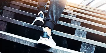 Trin for trin: hvordan man klatrer op ad trapper for at tabe sig?