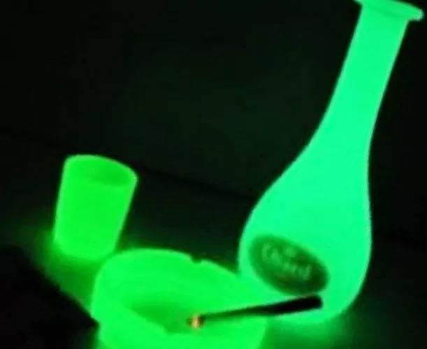 Bagaimana cara membuat cairan bercahaya dengan tangan Anda sendiri menggunakan luminol?
