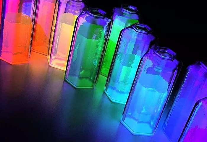 Bagaimana cara membuat cairan bercahaya dengan tangan Anda sendiri menggunakan luminol?