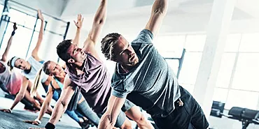 Kluby fitness znów są otwarte. Jak chronić się na siłowni?