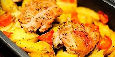Kaki ayam dengan kentang di oven adalah hidangan paling sederhana dan paling enak