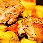 Kaki ayam dengan kentang di oven adalah hidangan paling sederhana dan paling enak