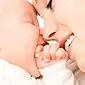Urut untuk bayi baru lahir: semua yang perlu diketahui oleh ibu bapa muda