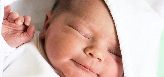 Pada usia berapa bayi yang baru lahir mula tersenyum?