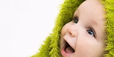 Com que idade os recém-nascidos começam a sorrir?