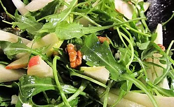 Αχλάδι σαλάτα: απλές συνταγές για ένα υπέροχο γεύμα