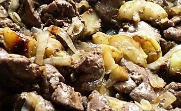 Chicken liver with apples - a delicious dish with original sourness