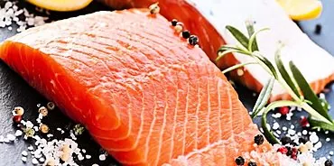 Cara garam salmon di rumah: resipi sederhana dan peraturan untuk asin