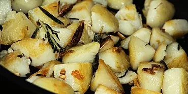 Läckra stekt potatis i en stekpanna: finesserna i matlagningen