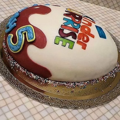Garšīga dzimšanas dienas dāvana - Kinder pārsteiguma torte