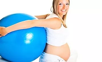 フィットボールの妊婦のための体操
