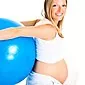 Gymnastique pour femmes enceintes sur fitball