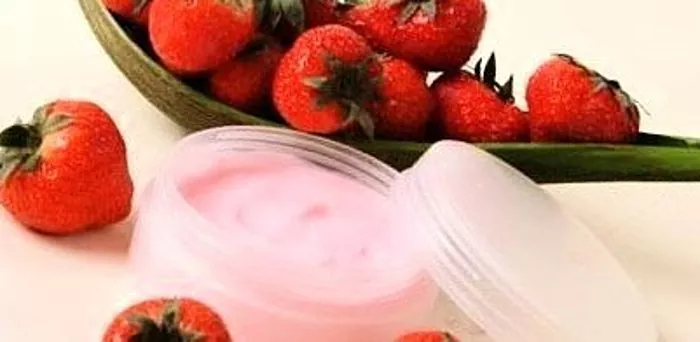 Suvine maasika näomask