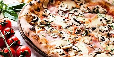 Pizza dengan ham dan jamur