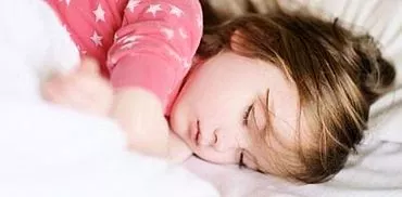Endormir l'enfant pendant la journée: facilement, rapidement et sans larmes