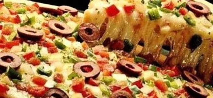 Pizza bebas ragi dengan buah zaitun dan sosis