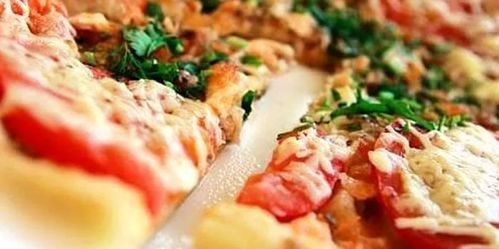 Pizza bebas ragi dengan buah zaitun dan sosis