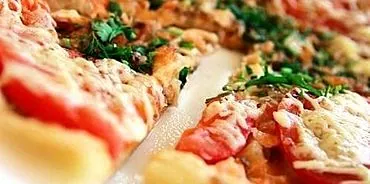 Pizza tanpa ragi dengan zaitun dan sosej