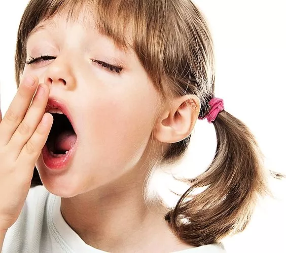 Mengapa seorang anak sering menghela nafas dan menguap: nasihat dokter anak