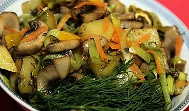 튀긴 버섯 샐러드-일상 및 축제 메뉴를위한 다용도 요리