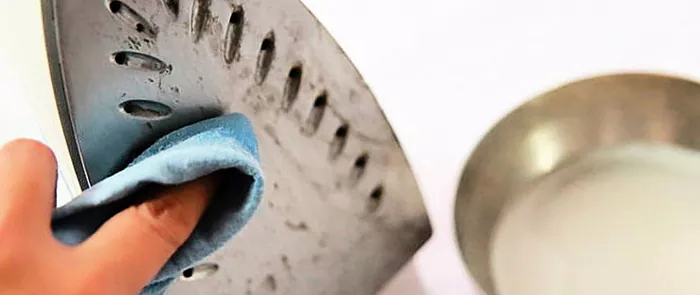 Apa cara terbaik untuk membersihkan besi dari endapan dan kerak karbon?