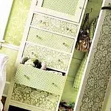 Nous décorons les vieux meubles en utilisant du tissu, du papier peint, des serviettes, du tissu et notre propre imagination