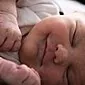 Cara membedong bayi yang baru lahir dengan benar