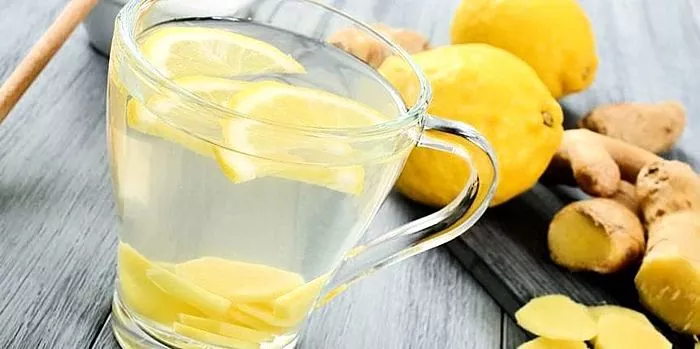 מים עם לימון על קיבה ריקה: יתרונות ונזק אפשרי